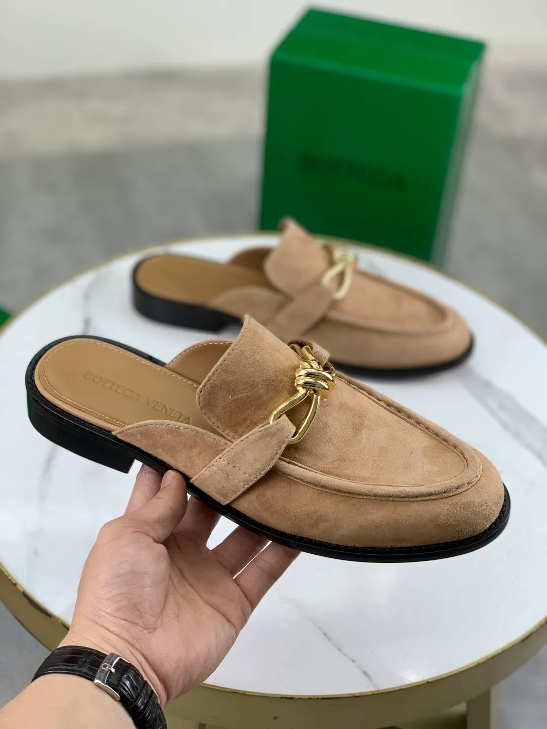 Men's shoes 💰P800 [New model] (genuine leather outsole) water-dyed cow lining 💰High-quality business couple half-slip leather shoes 💎💎💎 BOTTEGA VENETA official website synchronizes the latest top version of BV in the market, accepts material comparison, shoe type comparison, process comparison, practical and textured, versatile and suitable for any occasion, the more you look at it, the more flavorful it becomes. Purely hand-knitted craftsmanship - Upper material, calfskin imported from Italy 🇮🇹 - High-quality water-dyed cowhide lining - Original private model customized leather outsole -Size: Female 35-39 (40 ordered) Male 39-44 (38 45 can be customized) Color: Multiple colors available